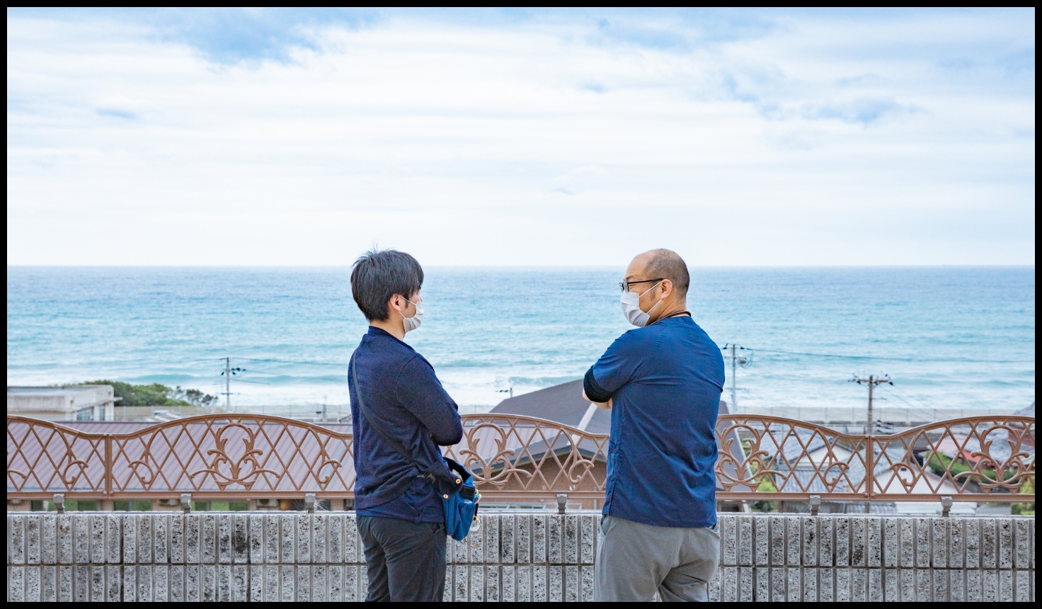 Two-people-talking-at-the-sea